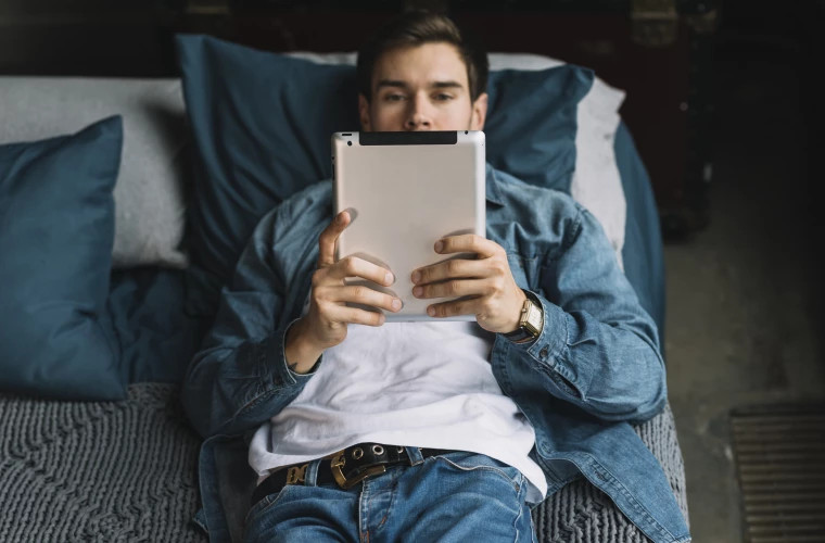 Экраны и бессонница: как планшеты мешают качественному сну