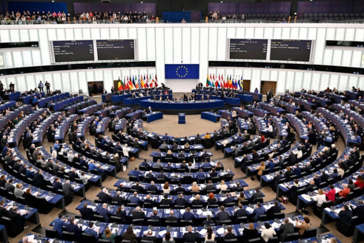 Европарламент 9 октября проведёт голосование по двум вотумам недоверия к Урсуле фон дер Ляйен
