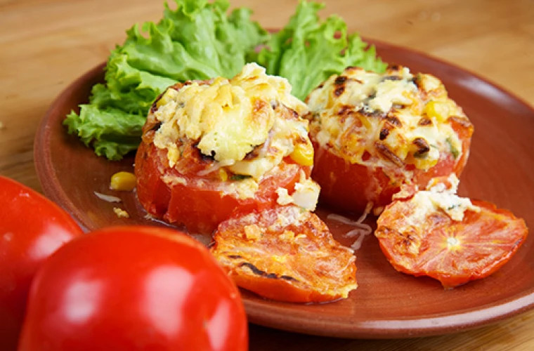 Фаршированные помидоры с кукурузой, луком и яйцом: простой рецепт для домашнего ужина