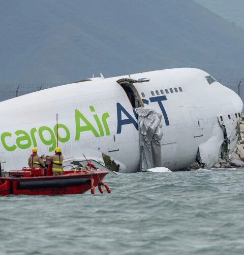 Грузовой Boeing выкатился с полосы в море в аэропорту Гонконга, погибли два человека