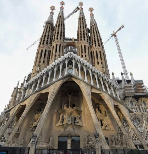 Храм Святого Семейства в Барселоне стал самой высокой церковью в мире