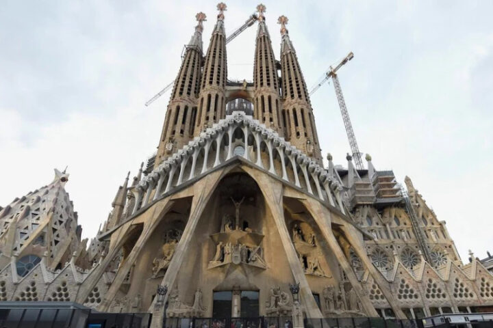 Храм Святого Семейства в Барселоне стал самой высокой церковью в мире