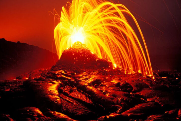 Килауэа снова извергся: высота лавовых фонтанов достигла почти 450 метров на Гавайях