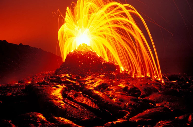 Килауэа снова извергся: высота лавовых фонтанов достигла почти 450 метров на Гавайях