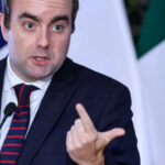 Лекорню представил новый состав правительства Франции, в котором 12 министров уже работали при Макроне