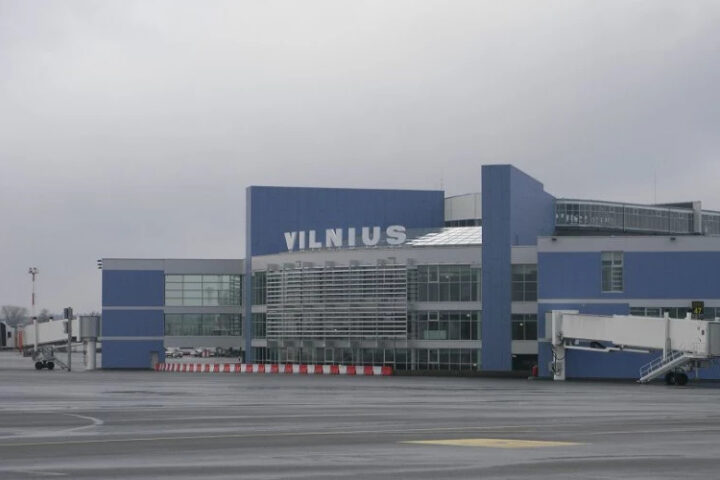 Литва закрыла границу с Беларусью и аэропорт Вильнюса из-за метеошаров