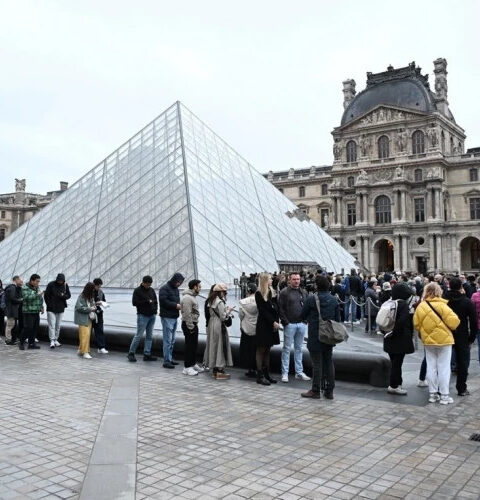 Лувр возобновил работу спустя три дня после ограбления ювелирных изделий