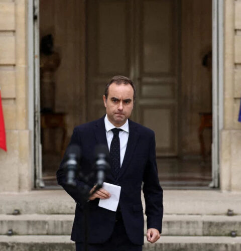 Макрон переназначил Лекорню премьером Франции, несмотря на политический кризис