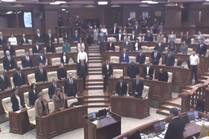 Минутой молчания депутаты парламента почтили память Дойны и Иона Алдя-Теодорович в годовщину аварии