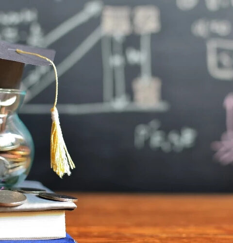 Мунтяну предлагает удвоение стипендий и новые условия для учителей в программе правительства