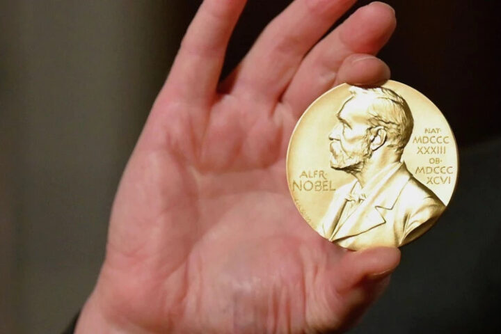 Нобелевская премия по химии 2025 года вручена исследователям Сусуму Китагава, Ричарду Робсону и Омару Яги за новое открытие в молекулярной архитектуре