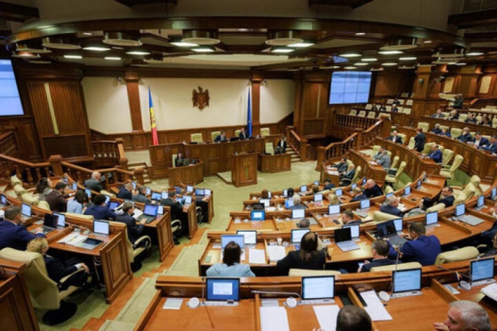 Парламент Молдовы XI созыва проводит учредительное заседание с участием президента Санду