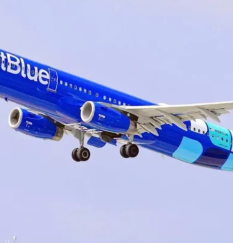 Пассажиров самолета JetBlue госпитализировали после экстренной посадки в Тампе