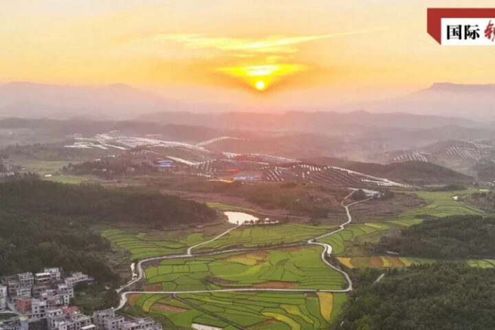 Пленум КПК обсудил 15-й пятилетний план экономического и социального развития Китая