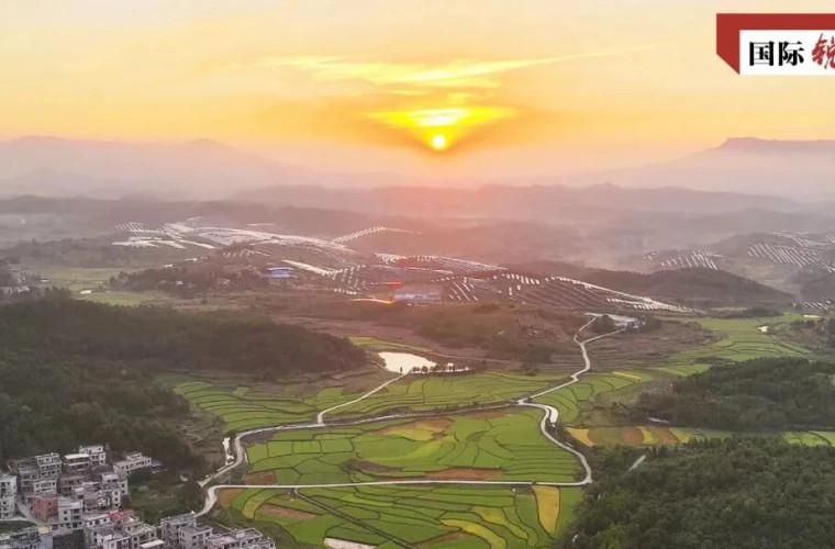 Пленум КПК обсудил 15-й пятилетний план экономического и социального развития Китая
