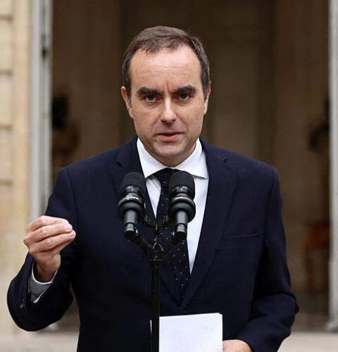 Попытки смещения правительства Франции провалились: два вотума недоверия не набрали голосов