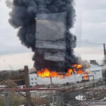 Пожар на заводе в Новосибирске: огонь охватил складское помещение