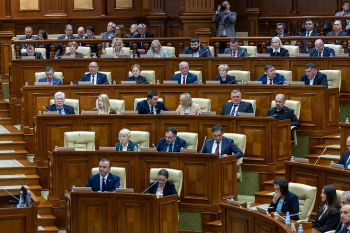 Премьер-министр Мунтяну парировал критику депутата Вершинина во время парламентских дебатов