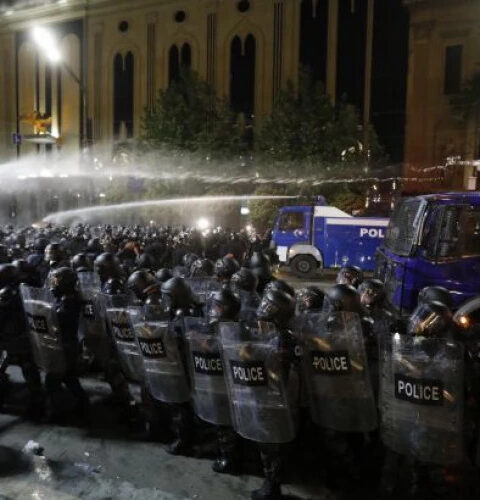 Протесты в Грузии после выборов: столкновения с спецназом и разгон водометами