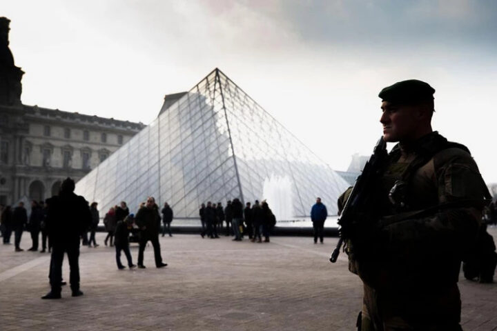 Расследование ограбления Лувра: Германия и Интерпол участвуют в поисках украденных драгоценностей