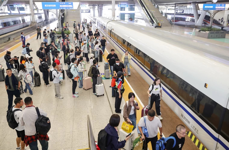 Рекордный поток путешественников в Китае во время восьмидневных каникул