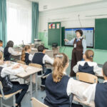 Российские педагоги оказались на грани бедности после сокращений часов