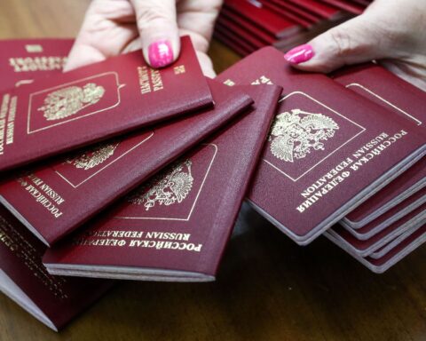 Россиян обяжут подтверждать личность при выходе в интернет