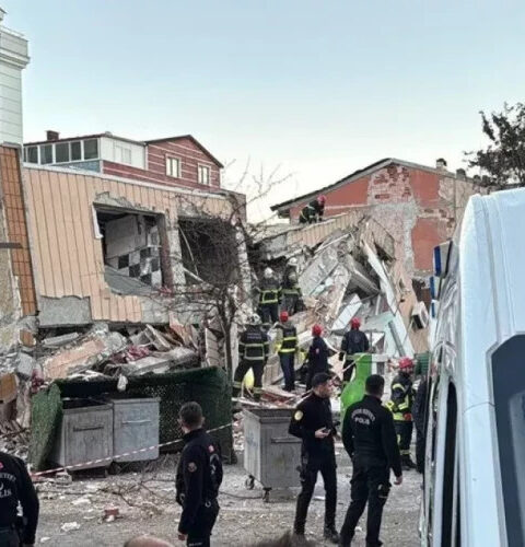 Шестиэтажный дом обрушился в Гебзе, рядом со Стамбулом, спасатели на месте происшествия