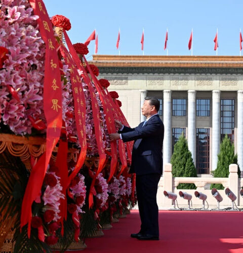 Си Цзиньпин возложил цветы к Памятнику народным героям в Пекине в День памяти павших героев