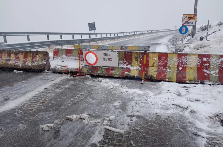 Снегопад в румынских горах: закрыта трасса Трансальпина и зарегистрированы ДТП