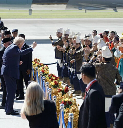 Трамп принял участие в традиционном танце по прибытии в Малайзию на саммит АСЕАН