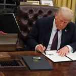 Трамп продемонстрировал золотую отделку своего рабочего кабинета на видео