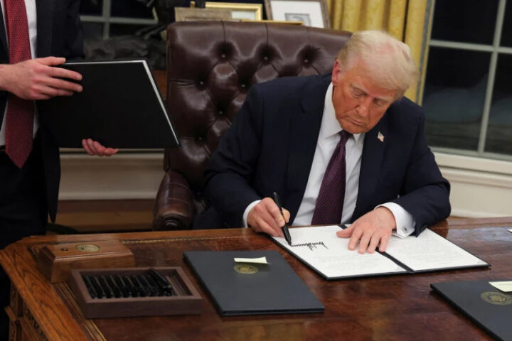 Трамп продемонстрировал золотую отделку своего рабочего кабинета на видео