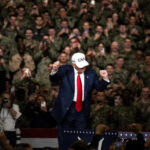 Трамп выступил с танцем для американских моряков на авианосце в Японии