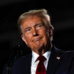 Трамп заявил о начале увольнений госслужащих из-за шатдауна в США