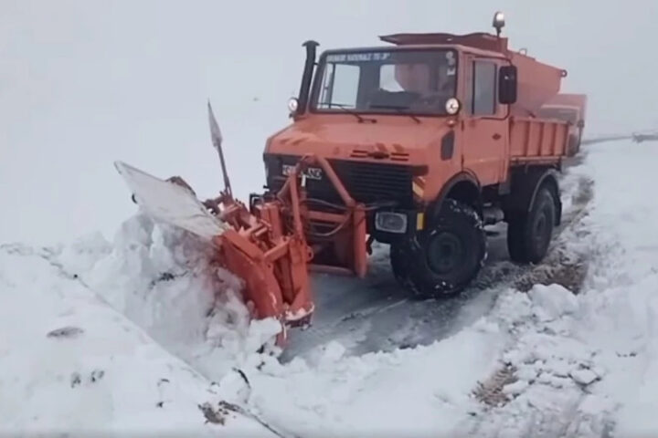 Трансальпина закрыта из-за метели и снега в Румынии, введены метеопредупреждения