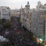 Тысячи людей вышли на протест в Валенсии против главы региона из-за наводнений