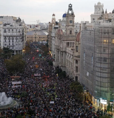 Тысячи людей вышли на протест в Валенсии против главы региона из-за наводнений