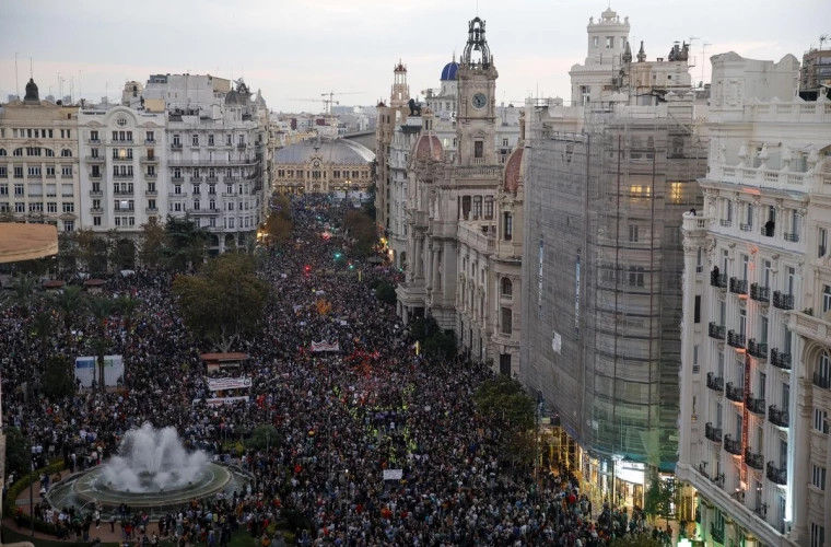 Тысячи людей вышли на протест в Валенсии против главы региона из-за наводнений