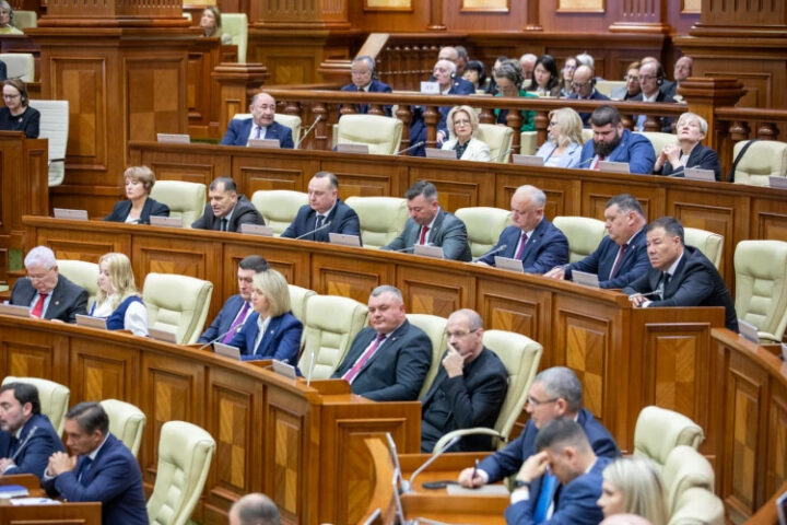Учредительное заседание нового парламента Молдовы прошло с политическими речами и протокольными моментами