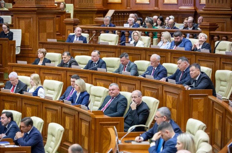 Учредительное заседание нового парламента Молдовы прошло с политическими речами и протокольными моментами