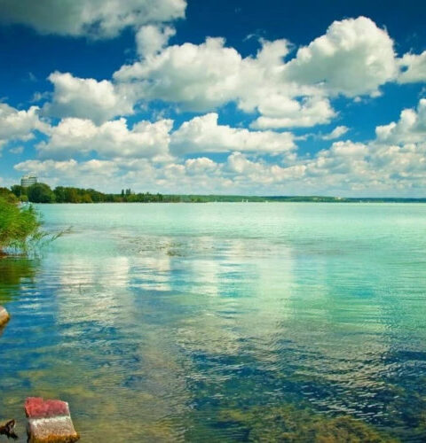 Уровень воды в озере Балатон достиг рекордно низкой отметки, угрожая экосистеме и туризму