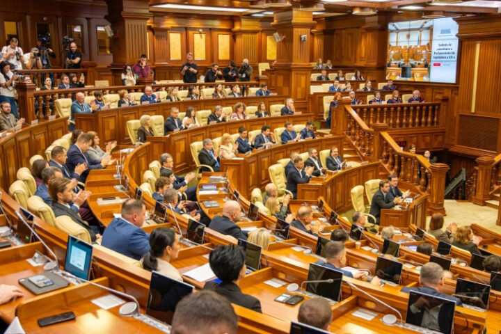 В новом парламенте Молдовы почти половина депутатов избрана впервые