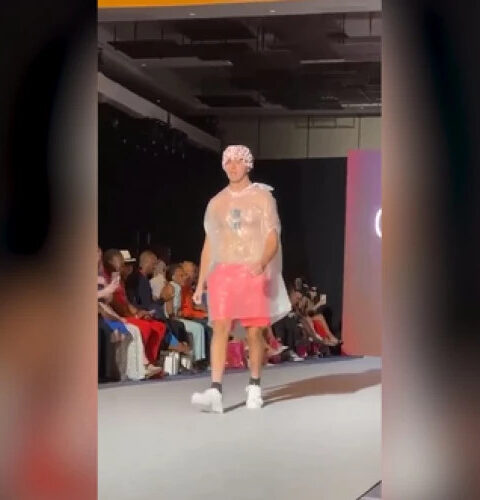 В Нью-Йорке на неделе моды пранкер вышел на подиум в мешке для мусора