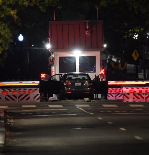 Водитель протаранил ворота Белого дома во время визита Дональда Трампа