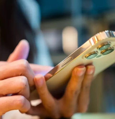 Японские власти рекомендуют молодежи ограничить использование смартфонов до двух часов в день