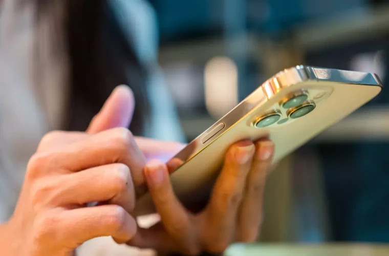 Японские власти рекомендуют молодежи ограничить использование смартфонов до двух часов в день