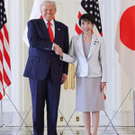 Японский премьер Такаичи вручила Трампу символический подарок в ходе визита в Японию