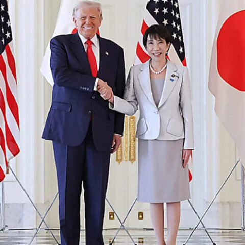 Японский премьер Такаичи вручила Трампу символический подарок в ходе визита в Японию
