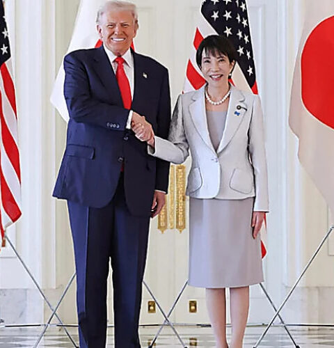 Японский премьер Такаичи вручила Трампу символический подарок в ходе визита в Японию